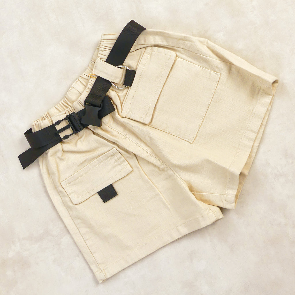 SHORT BEIGE AVEC CEINTURE NOIR