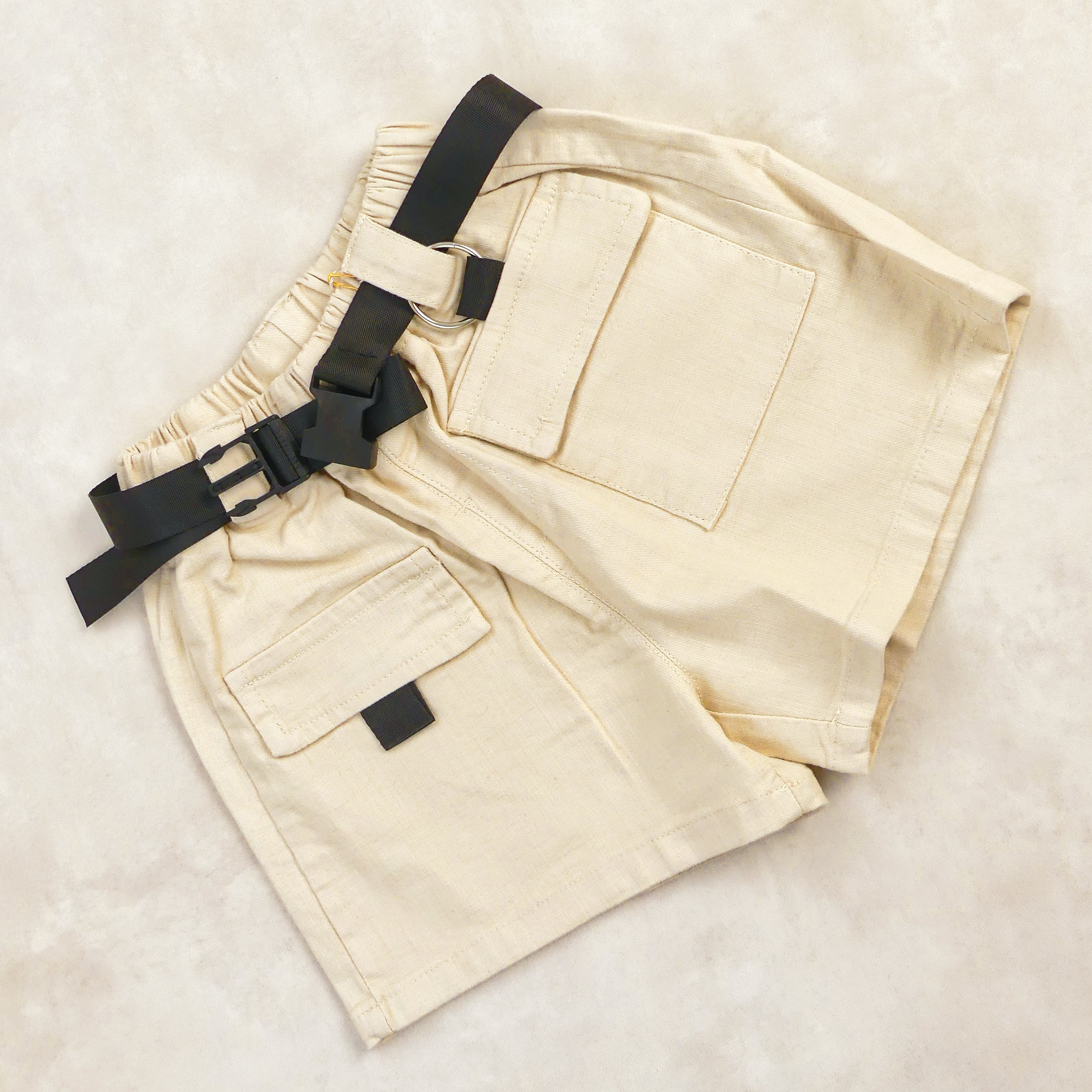 SHORT BEIGE AVEC CEINTURE NOIR