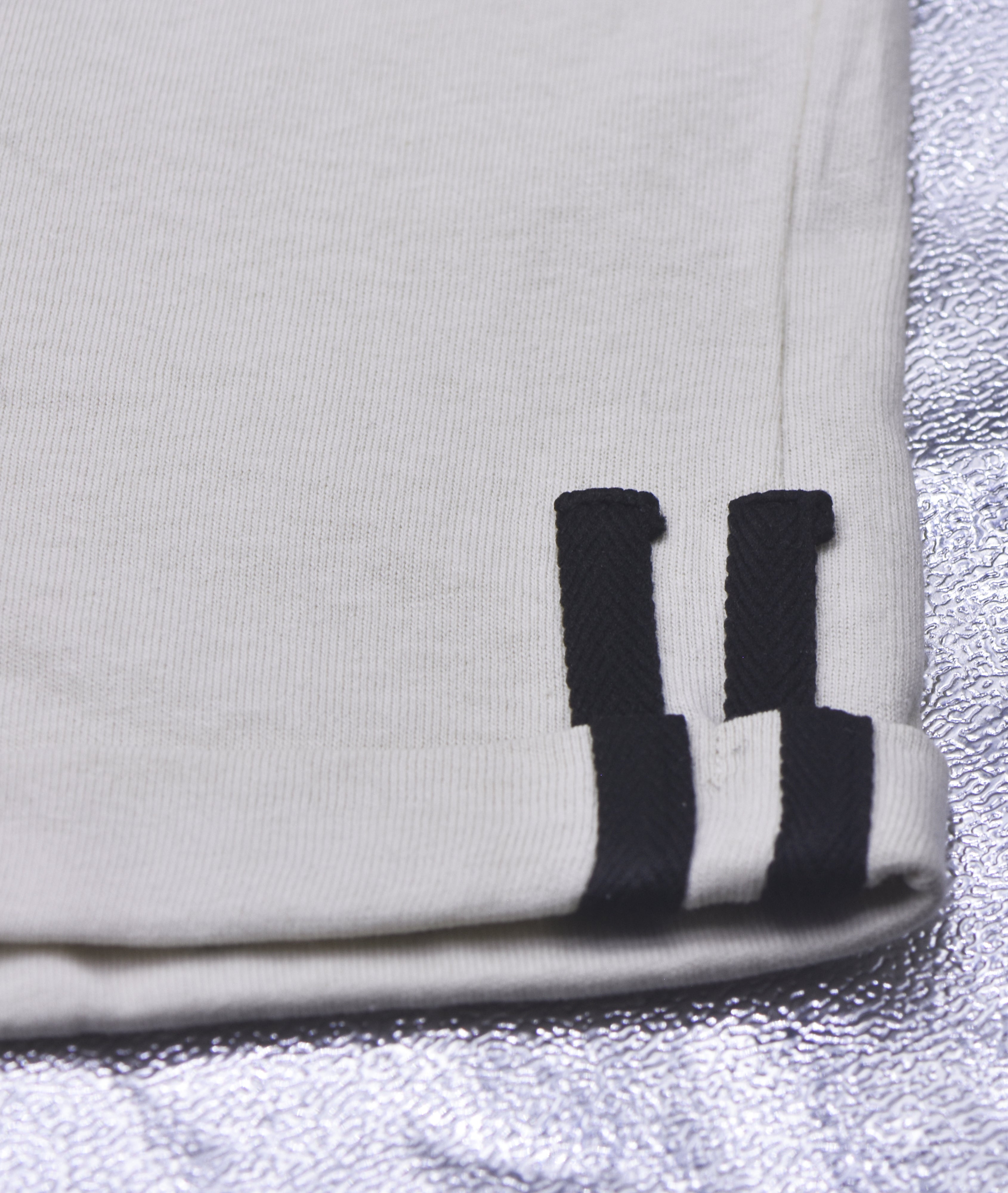SHORT BEIGE POUR GARCON AVEC 2 BANDES NOIR