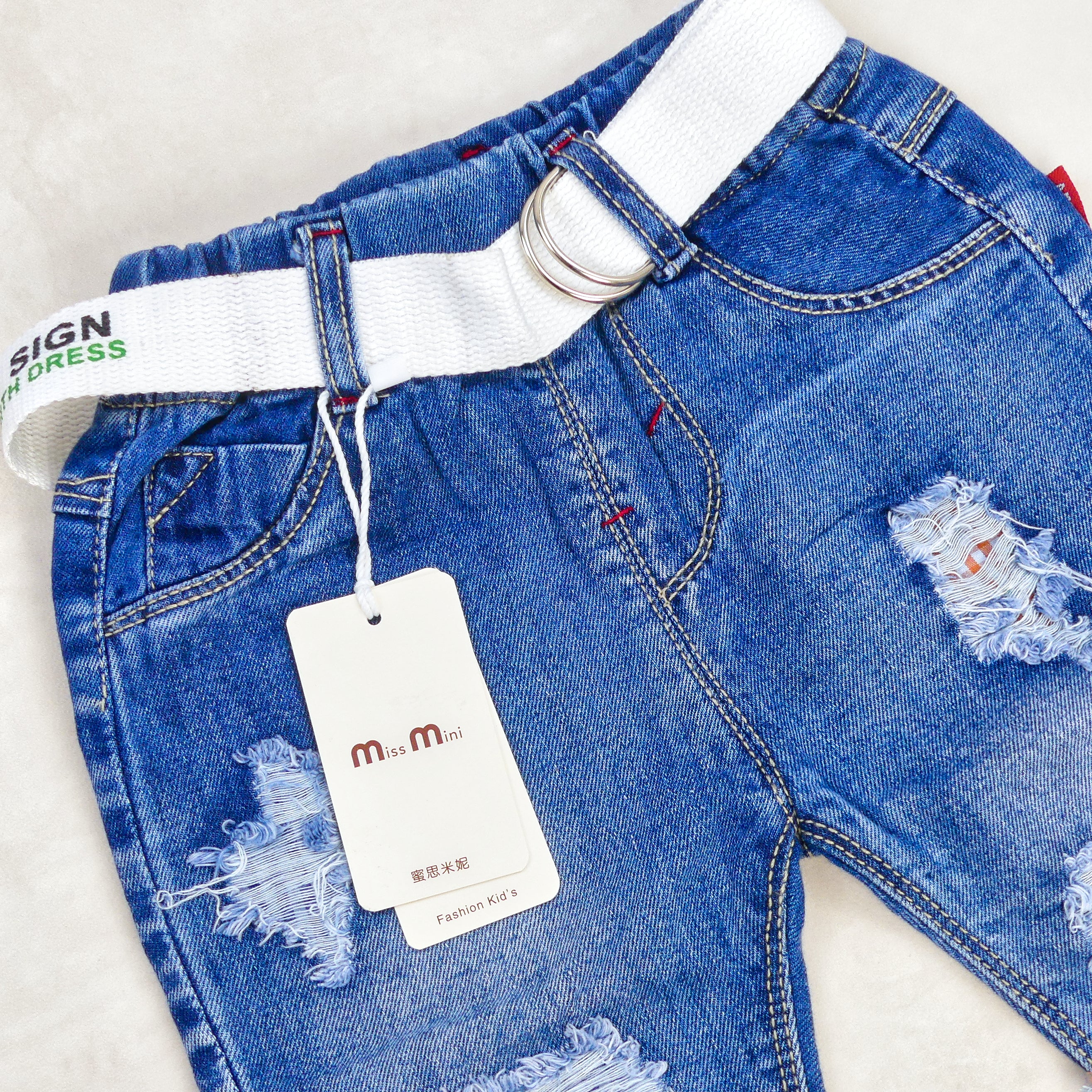 Pantacourt Jeans Bleu avec Bordure a carreau Bleu et rouge