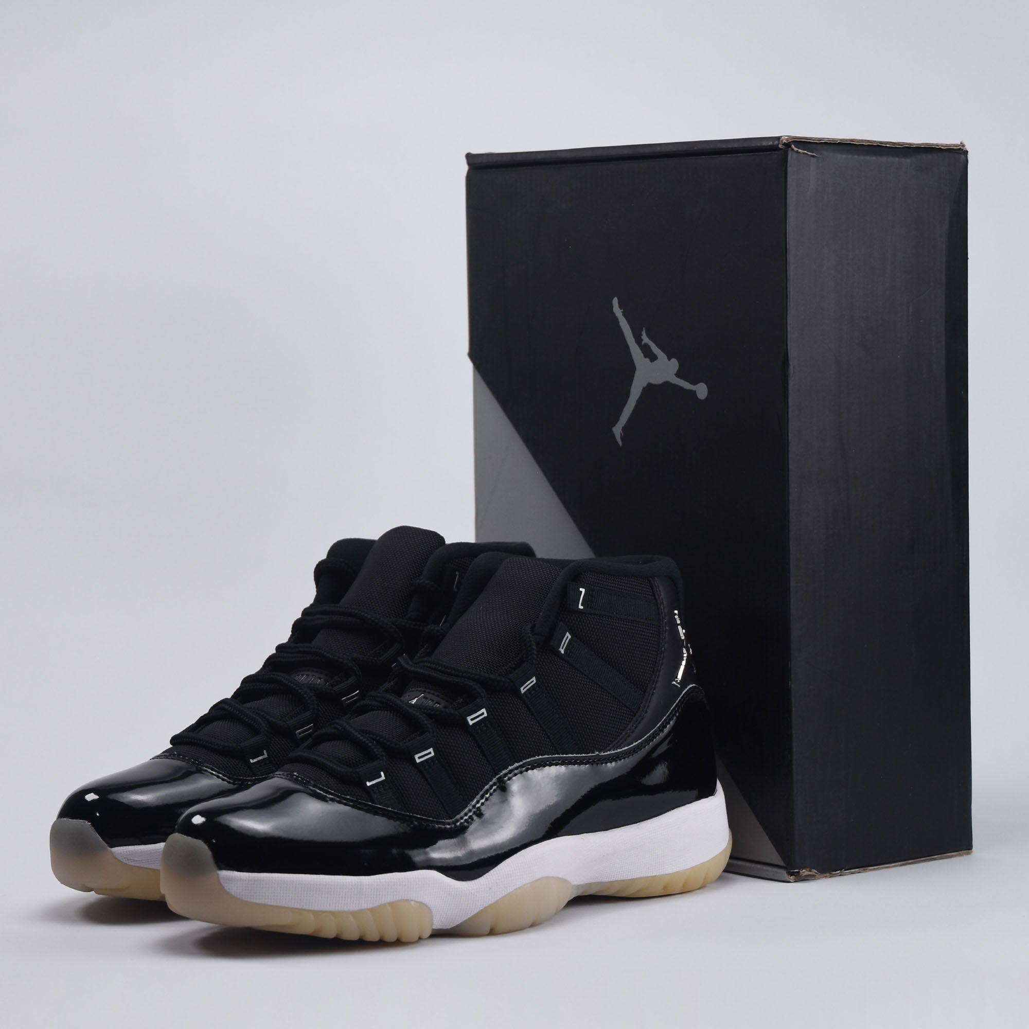 NIKE JORDAN