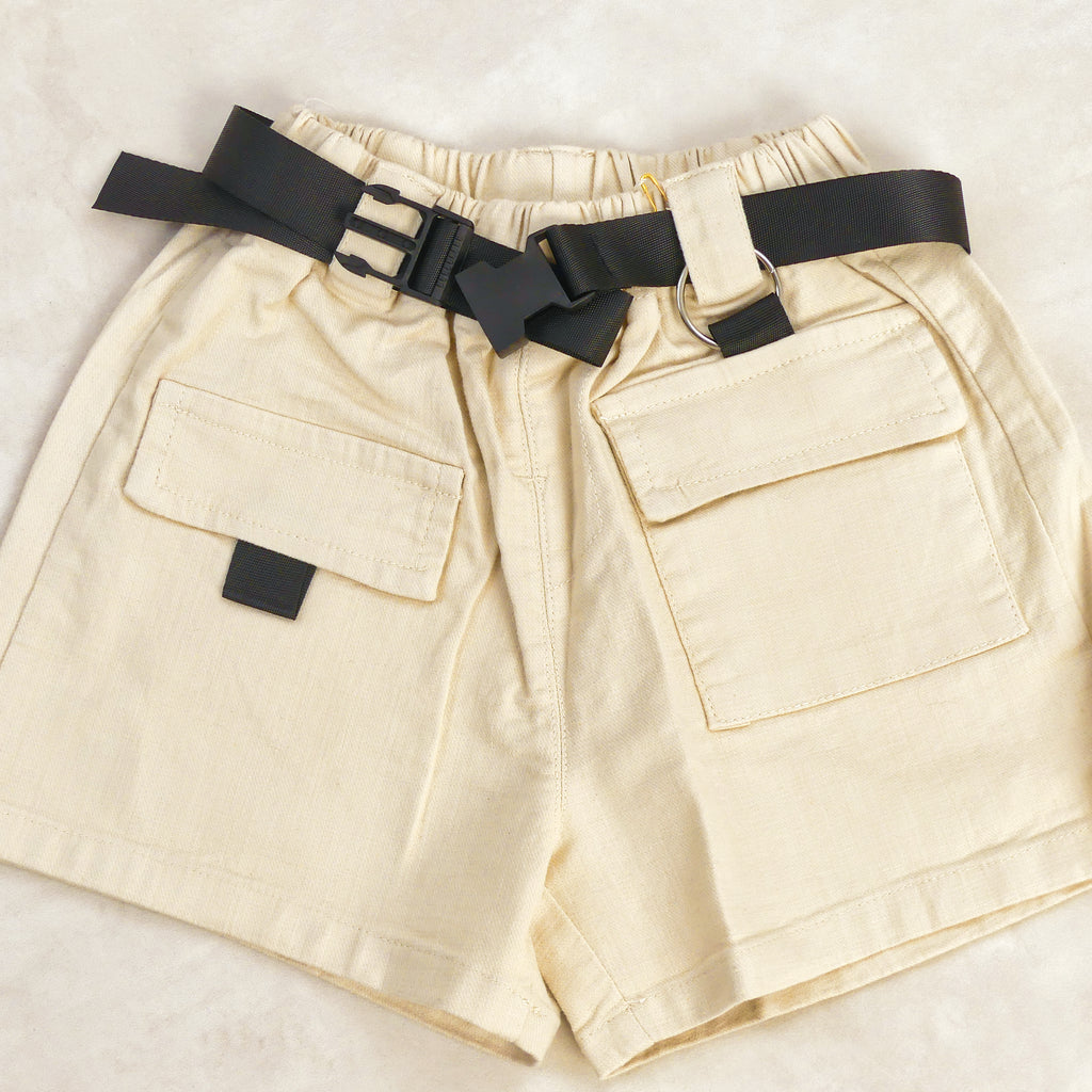 SHORT BEIGE AVEC CEINTURE NOIR