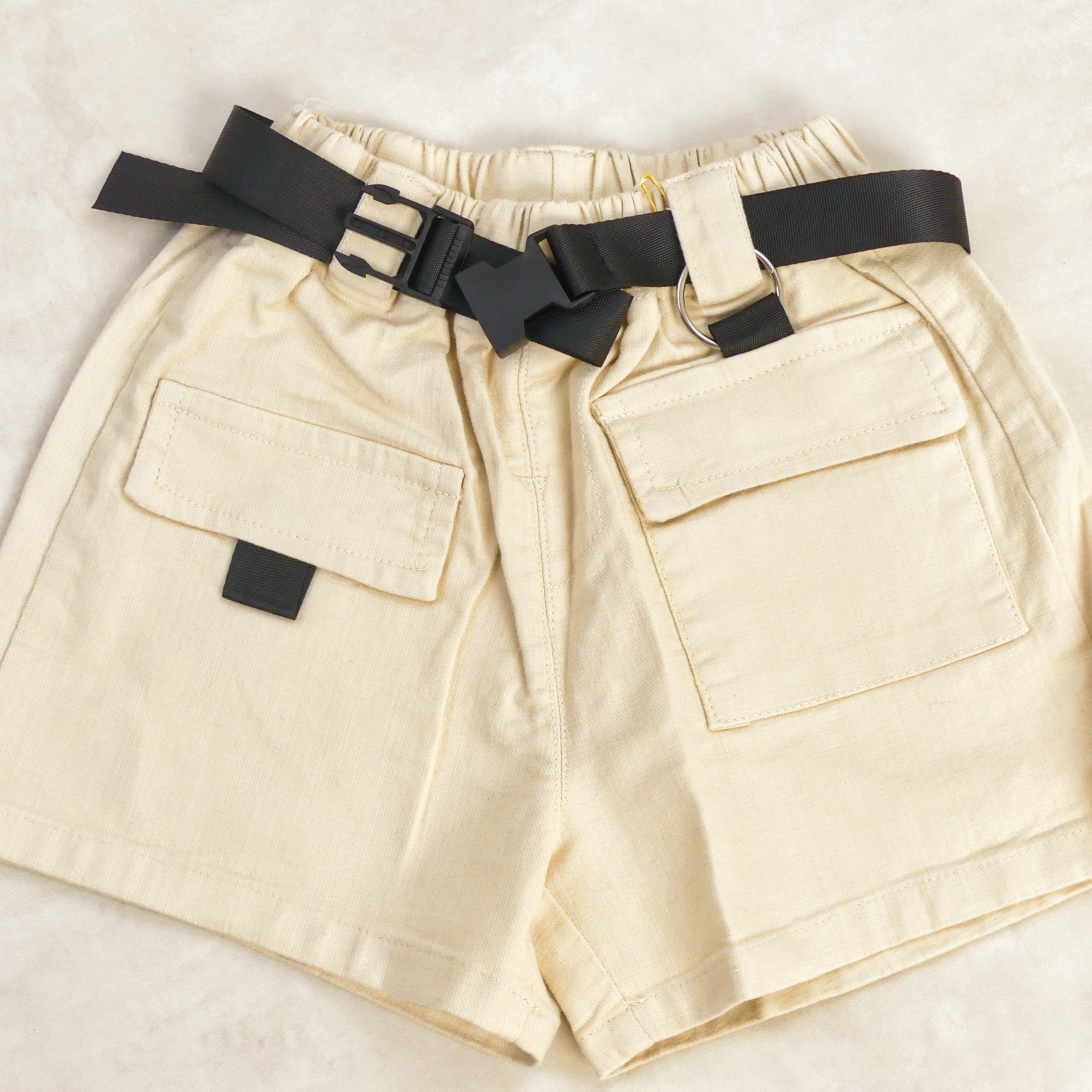SHORT BEIGE AVEC CEINTURE NOIR